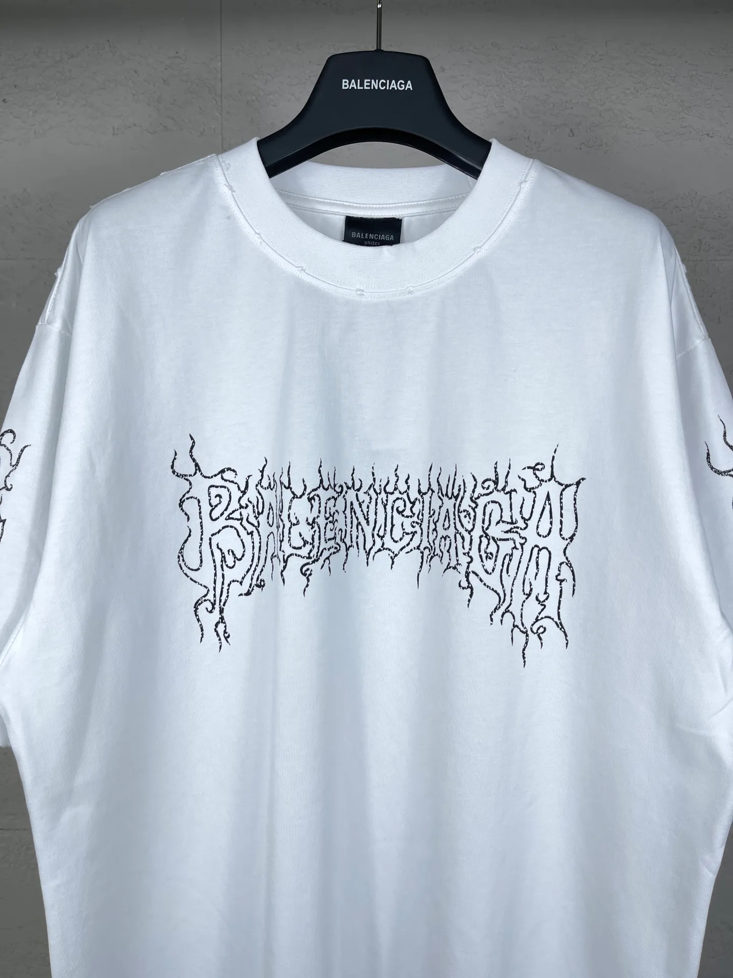 【 . Quality】BALENCI*GA/ .2024New Arrival LOGO T 。 . Authentic ， ！ ZP 。 260 ， . ， ，。 。Classic LOGO ， ， 。 . ， ， ， OS . Same Style ：BL 233303 ：Black，White，Yellow， Size：XS L